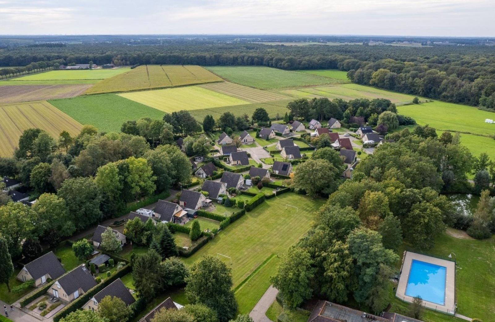 Geschakelde Recreatiewoning Met Omheinde Tuin Villa Posterholt Exterior foto